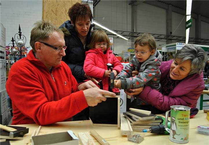 Groß und Klein sind mit Feuereifer bei der Sache. Tierschutz Siebengebirge / J. Steinwandprivat