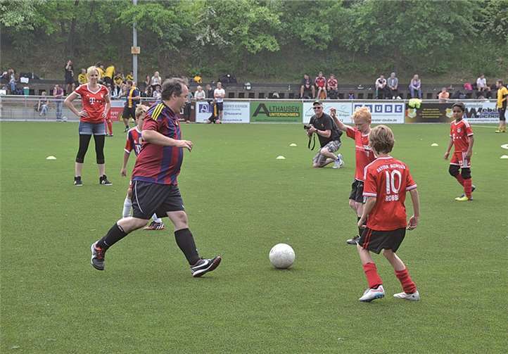 Groß und Klein spielten gemeinsam und hatten viel Spaß dabei.