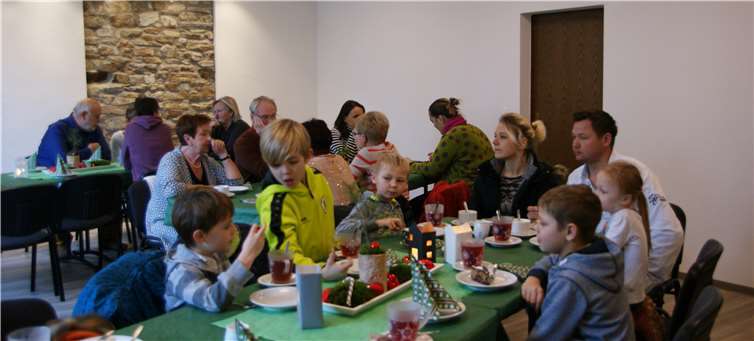 Groß und Klein stimmten sich bei Kaffee, Tee und Kuchen auf die Adventszeit ein.MIH