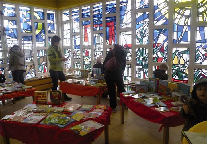 Groß und Klein stöbern bei der Buchausstellung im Kindergarten St. Nikolaus. privat