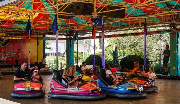 Groß und Klein vergnügten sich beim Autoskooter und zeigten ihre Fahrkünste.