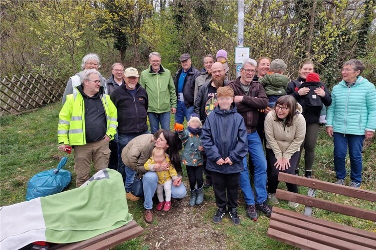 Groß und Klein versammelt: der Fahnenwechsel ist in Ariendorf eine echte Gemeinschaftsaktion.
