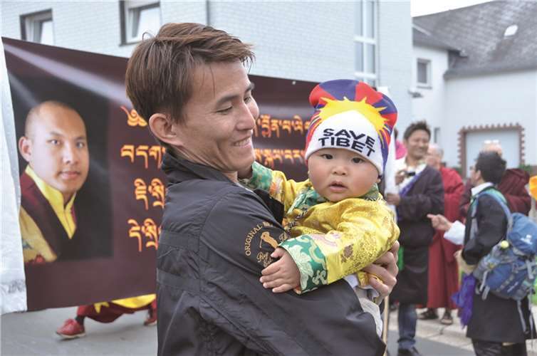 Groß und Klein war in Langenfeld zum großen Anlass erschienen. Ihre Hoffnung, dass Tibet einst wieder eigenständig und frei sein wird, geben viele Tibeter - wie hier auf der Mütze des Kindes - mit dem Wunsch kund: "Schützt Tibet".