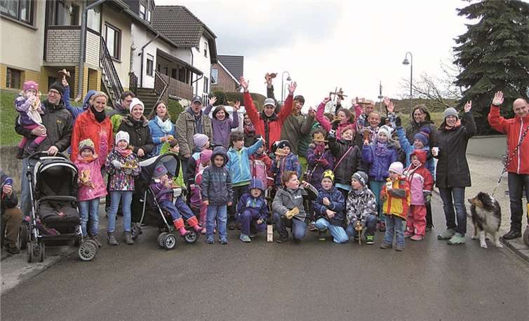 Groß und Klein zogen durch Oedingens Straßen und klapperten unüberhörbar. privat