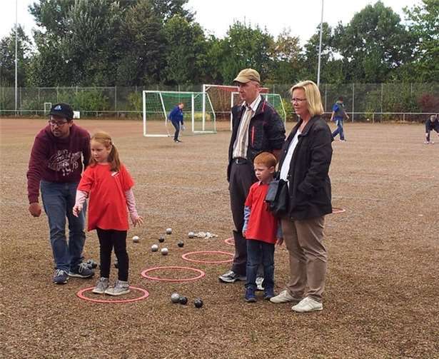 Groß und klein durften sich beim Familientag am Spiel mit den Kugeln probieren. privat