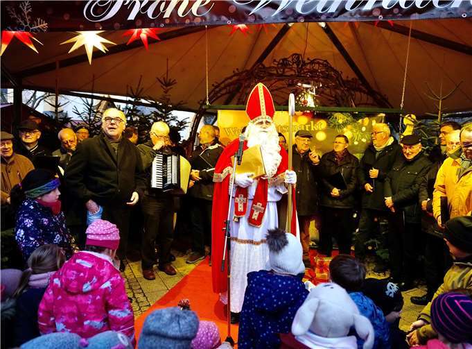 Groß und klein freuten sich auf den Überraschungsbesuch vom Nikolaus. Fotos: KG
