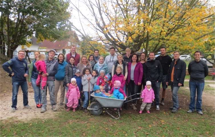 Groß und klein packten beim Gartentag gemeinsam an. privat