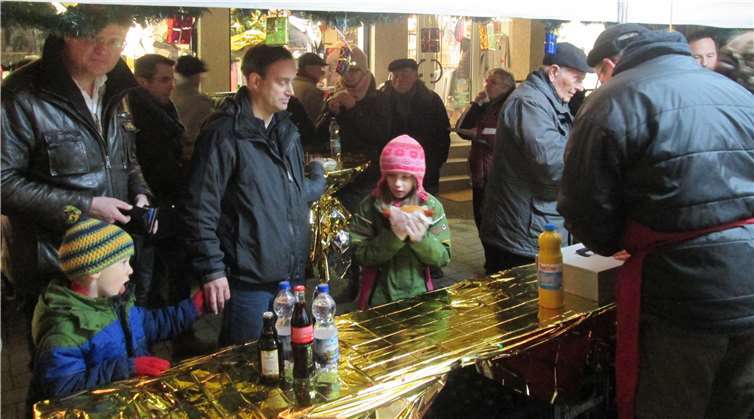 Groß und klein schmeckt die leckere Bratwurst.