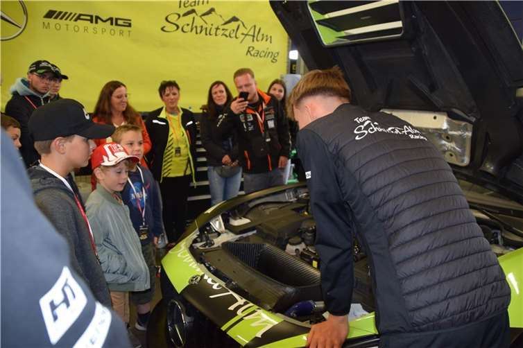 Groß und klein sind fasziniert von der Vorführung.