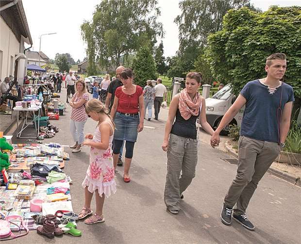 Groß war das Angebot, aber gering das Interesse beim ersten Dorf Trödelmarkt in Niederich anlässlich des Dorffestes.