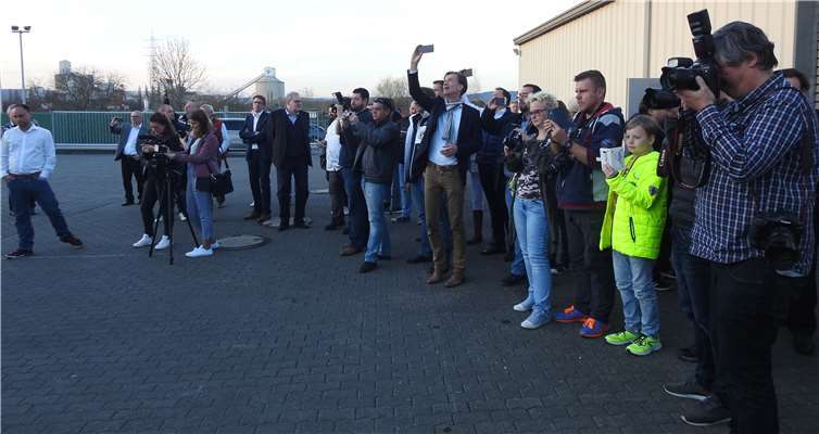 Groß war das Interesse bei der Vorstellung des Renntrucks.