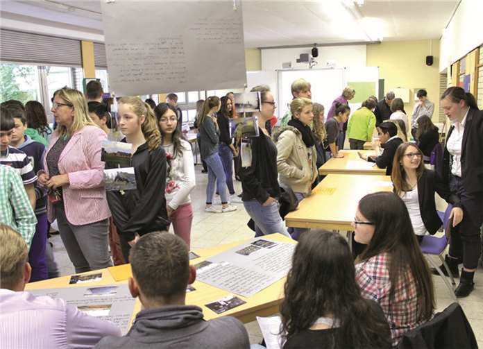 Groß war der Andrang an allen Stationen, an denen die Projekt-Schüler Rede und Antwort standen. DL