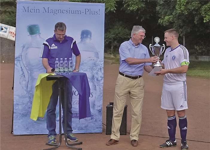 Groß war der Jubel, als der Mannschaftskapitän Marlon Ruhnau von FC BW Friesdorf aus den Händen des geschäftsführenden Gesellschafters der Rhodius Mineralquellen GmbH Dr. Karl Tack den Cup und die dazugehörige Prämie in Empfang nahm.