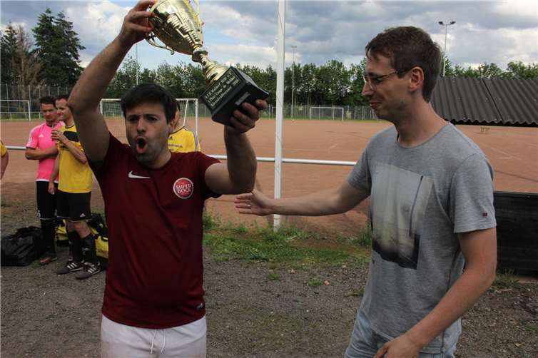 Groß war der Jubel bei den Siegern, als VfR-Vorsitzender Andreas Krupp den Wanderpokal und die Siegprämie überreichte.