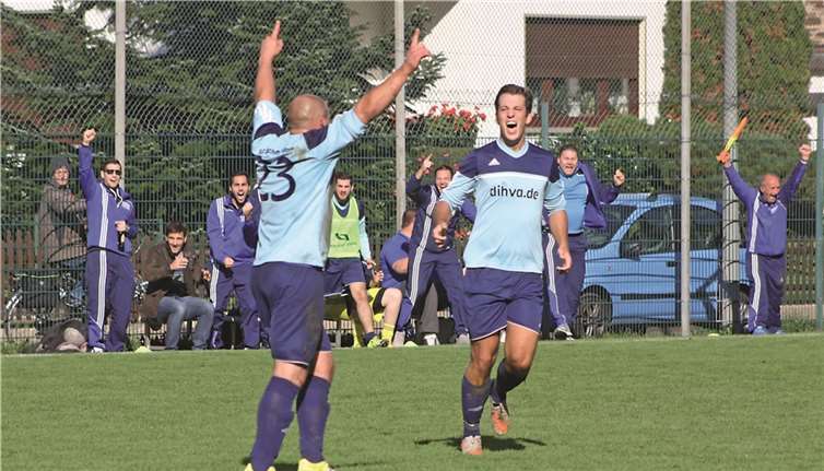 Groß war der Jubel bei der SG Bachem/Walporzheim nach den Treffern von Denis Rieder (l.) und Niclas Harz (r.).privat