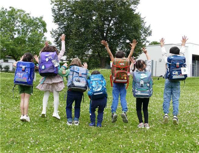 Groß war der Jubel in der Spiel- und Lernstube „Im Kreutzchen“, als die zukünftigen Schulkinder stolz ihre neuen Schulranzen präsentieren. Quelle: Caritasverband Koblenz e.V.