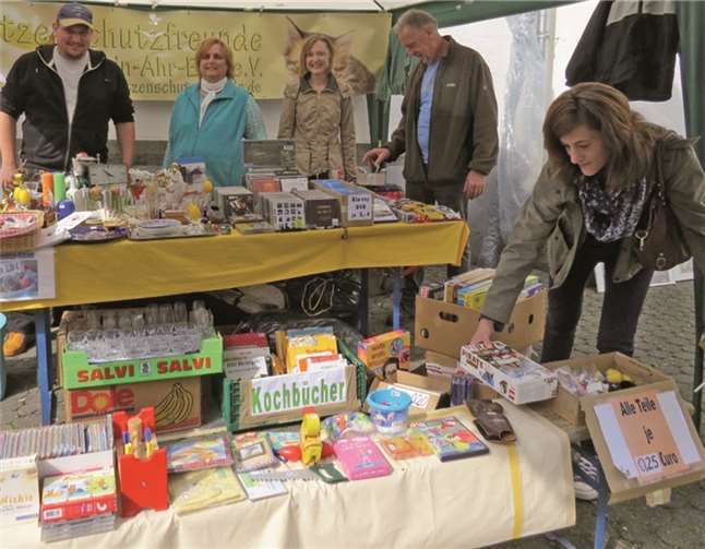 Groß war die Auswahl auf dem Flohmarkt von Ramona und Frank Monjour - da kam für die Katzenschutzfreunde Rhei-Ahr-Eifel eine stattliche Spende zusammen. privat