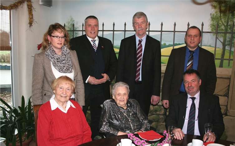 Groß war die Besucherschar, die Luise Sonntag (Bildmitte) zum 101. Geburtstag gratulierte.-wer