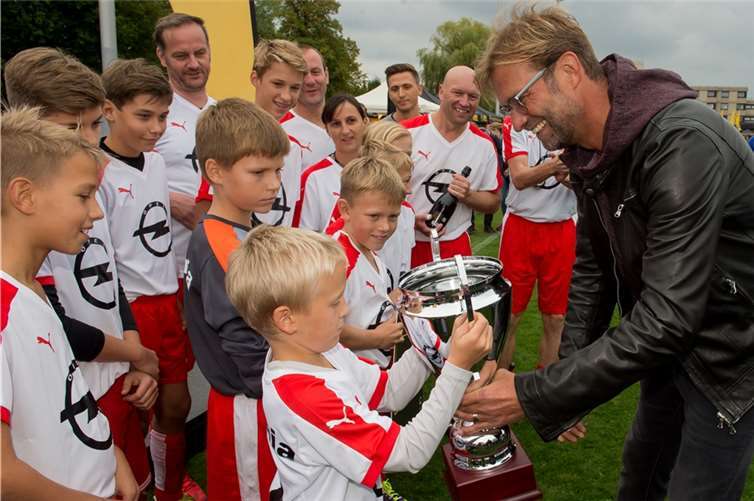 Groß war die Freude, als Jürgen Klopp beim Opel Family Cup 2015 die Pokale überreichte. DeFodi.de