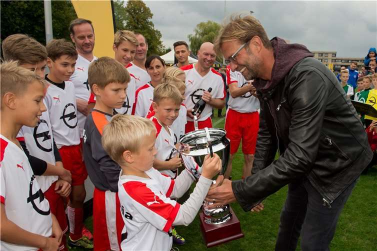 Groß war die Freude, als Jürgen Klopp beim Opel Family Cup 2015 die Pokale überreichte. Foto: DeFodi.de
