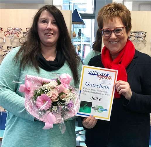 Groß war die Freude auch bei Nadja Klöckner, als ihr Ute Wagner ihren Gewinngutschen überreichte.