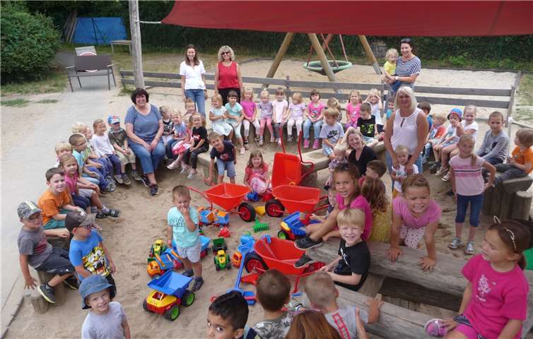 Groß war die Freude bei Kindern und Erzieherinnen. Möglich gemacht hatte die Anschaffungen nicht nur das Engagement des Fördervereins und der Eltern, sondern auch großzügige Spenden. Foto: privat