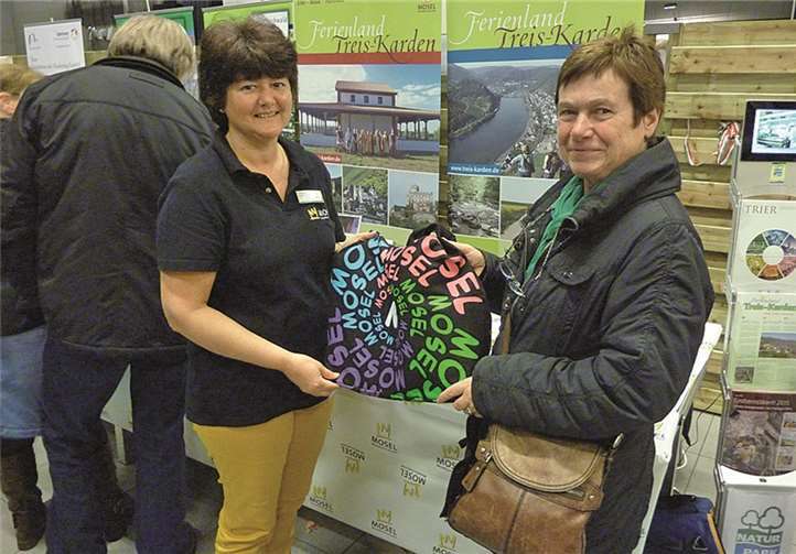Groß war die Freude bei Louisa Willekens, die bei der stündlich durchgeführten Tombola ein Präsent vom Ferienland Treis-Karden gewonnen hat.privat
