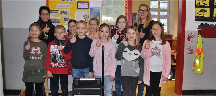 Groß war die Freude bei Schulleiterin Frauke Kopp (hinten links) und den Hehrer Grundschülern angesichts der neuen Musikanlage, die dank der Unterstützung des Fördervereins angeschafft werden konnte und künftig hilft, die Schulfeiern akustisch zu verschönern. privat