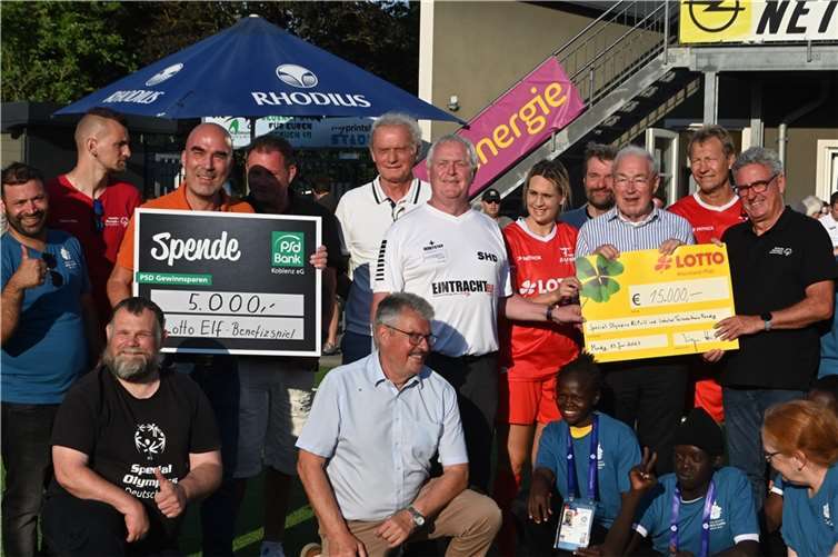 Groß war die Freude bei allen, als in der Pause die beiden Spendenschecks über 15.000 und über 5000 Euro überreicht wurden.  Fotos: SK