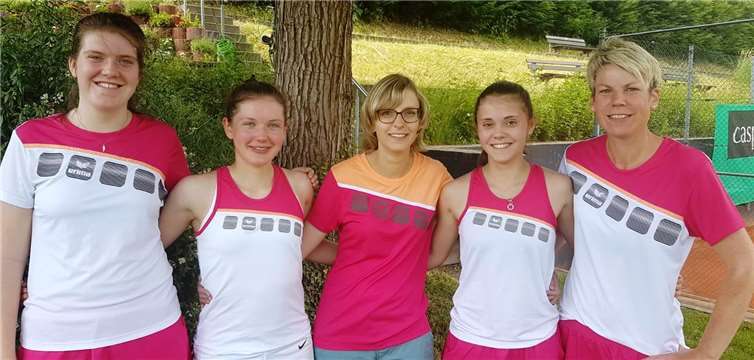 Groß war die Freude bei den Damen des TC Steimel (D-Klasse) über den Gewinn der Meisterschaft (v.l.): Jil Dreidoppel, Ayleen Herder, Laura Schuh, Carlotta Neitzert, Jennifer Maasch. Auf dem Foto fehlt Seniorenspielerin Rita Wildermann, die auch zum Einsatz kam.Foto: TC Steimel
