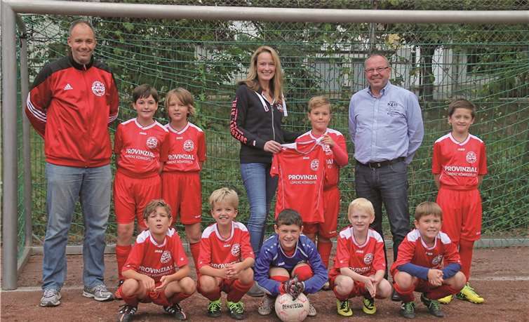 Groß war die Freude bei den E3-Junioren des Ahrweiler BC, als Anita Dautzenberg und Lorenz Königsfeld dem Team einen neuen Trikotsatz überreichte. privat