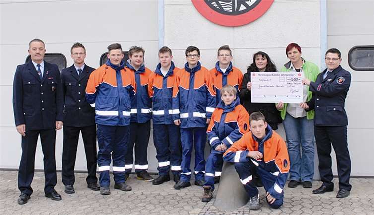 Groß war die Freude bei den Jugendlichen über die Spende der Bandorfer Fraueninitative. privat