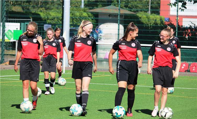 Groß war die Freude bei den Nachwuchsfußballerinnen über den Trainingsauftakt.Quelle: SC 13 Bad Neuenahr