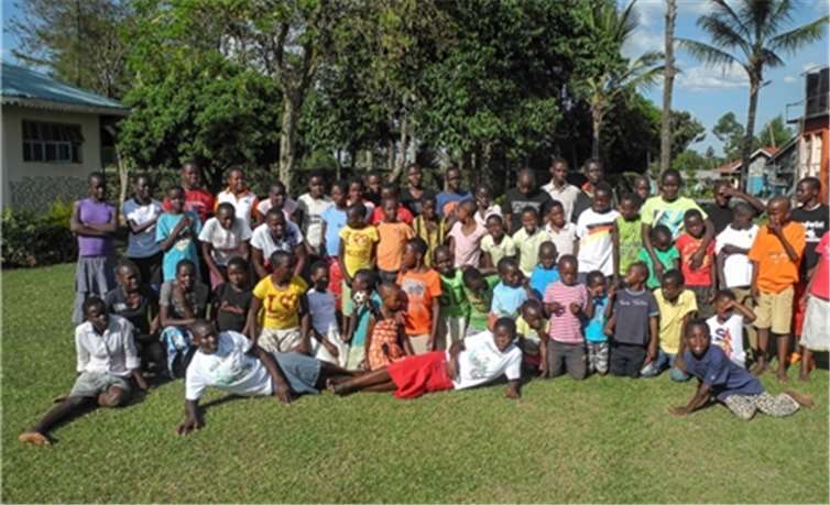 Groß war die Freude bei den kenianischen Kinder über die vielen Dinge des täglichen Bedarfs, die die Abordnung aus Deutschland aufgrund der großzügigen Spenden überreichen konnte. privat