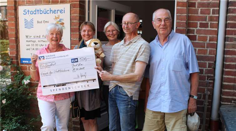 Groß war die Freude bei der Stadtbücherei Bad Ems: Das Engagement der Mitarbeiter für die Leseförderung bei Kindern und Jugendlichen wird von der Bürgerstiftung mit einer großzügigen Spende unterstützt. privat
