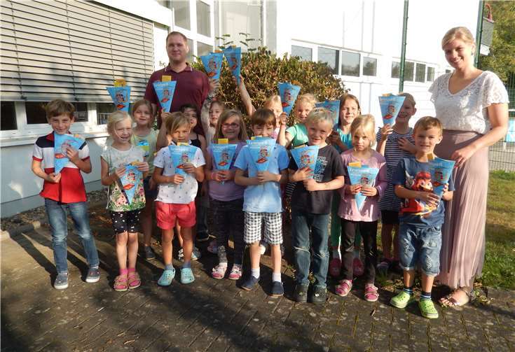 Groß war die Freude bei der Vettelschosser 1b, als die Bücherei-Mitarbeiterinnen die Schultüten übergaben. privat