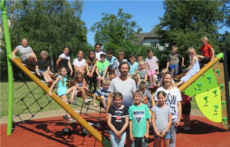 Klettern, hängen und hangeln nach Herzenslust Groß war die Freude bei der offiziellen Freigabe des neuen Klettergerüsts an der Lindenschule. Stellvertretend für die Schulgemeinschaft bedankten sich Fördervereinsvorsitzender Alex Fuhr und Schulleiterin Jana Hrabowski sowie drei Mitglieder des Schülerparlaments (vorne stehend). Foto: privat