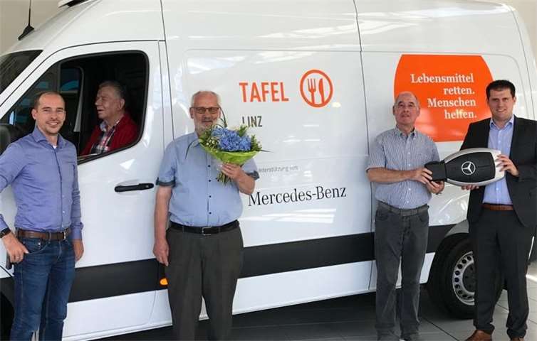 Groß war die Freude beim Vorsitzenden der Tafel Linz e.V., Dr. Werner Dötsch und den Fahrern der Tafel, als sie den neuen Transporter in Empfang nehmen konnten. Foto: privat