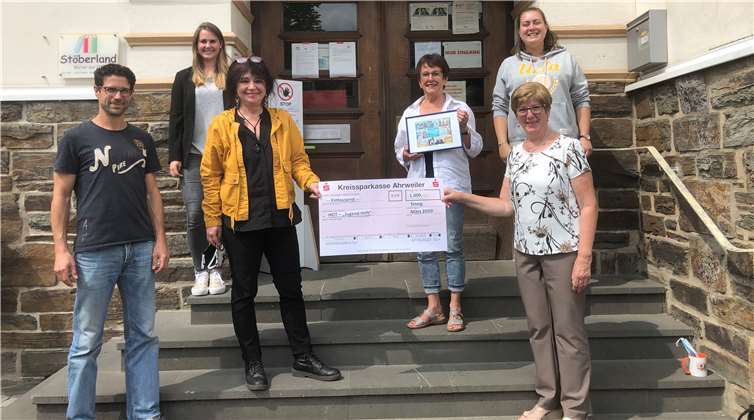 Groß war die Freude der Initiative „Jugend hilft“ bei der Spendenübergabe. Foto: privat
