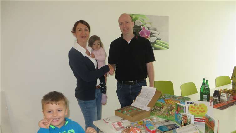 Groß war die Freude im „Zwergentreff“ als Philipp Deutsch das Entdecker-Paket überreichte. privat