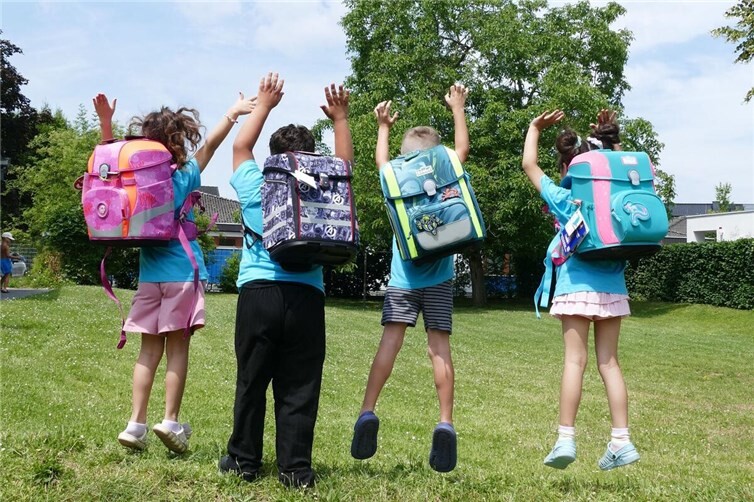 Groß war die Freude in der Spiel- und Lernstube „Im Kreutzchen“, als die zukünftigen Schulkinder mit einem Jubelsprung ihre neuen Schulranzen präsentierten.