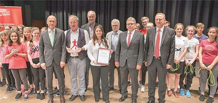 Groß war die Freude über den Sieg des Konrad-Adenauer-Gymnasiums Meckenheim im bundesweiten Sportabzeichen-Wettbewerb (v.l.): Bürgermeister Bert Spilles, Sportlehrer Bernhard Rempel, Wolfgang Müller Präsident des Kreissportbundes, stellvertretende Schulleiterin Iris Kadner, Schulleiter Hans-Jürgen Jüngling, KSK-Regionaldirektor Peter Frings und KSK-Filalleiter Holger Adenheuer.JOST