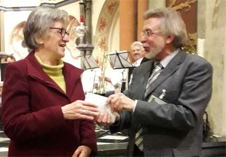 Groß war die Freude über die Spende an den Verein „Geschwister Afrikas“ bei A.-Peter Gillrath und Dr. Kirchhof.