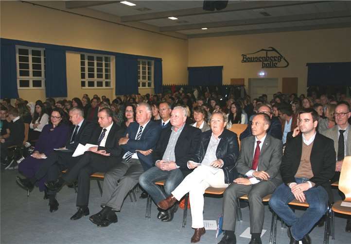 Groß war die Gästeschar, angeführt von Bundesarbeitsministerin Andrea Nahles, bei der Vertragsunterzeichnung zur Ausbildungsplatzgarantie in der Bausenberghalle in Niederzissen.