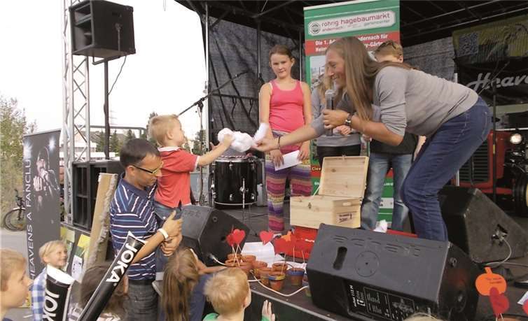 Groß war die Spannung an der Bühne vom Gewerbeparkfest Füllscheuer, wo die Preise der hagbau-Aktion zur „essbaren Stadt Andernach“ vergeben wurden. hagebaumarkt