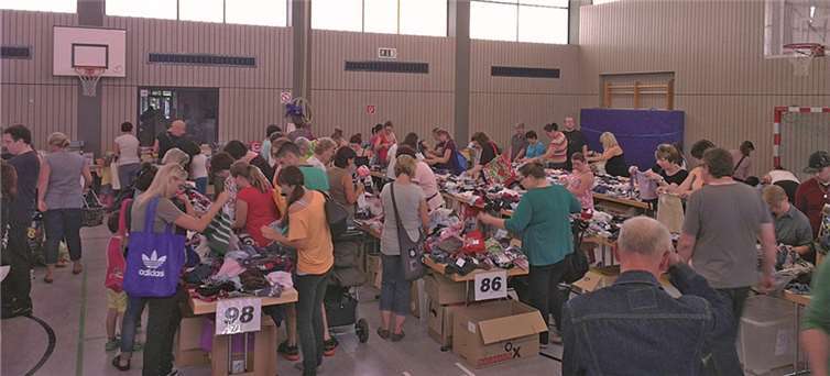 Groß war wieder der Andrang beim Kleider- und Spielzeugbasar der Kindertagesstätte "DieDreckspatzen" in der Mehrzweckhalle von St. Sebastian. privat