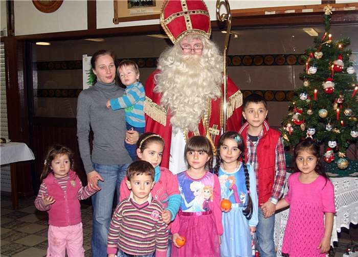 Groß wurden vor allem die Augen der Flüchtlingskinder, als der Nikolaus erschien und für alle auch eine Kleinigkeit mit gebracht hatte. RÜ