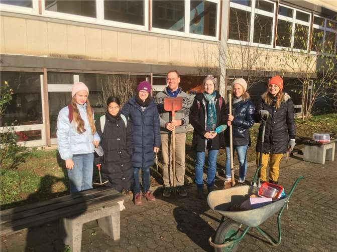 Großangelegte Pflanzaktion am WHG (1000 Blumenzwiebeln sowie Wildblumenwiese), die von zahlreichen freiwilligen Helfern, der Schulleitung und dem Schulelternbeirat tatkräftig unterstützt wurde.  Foto: Nadine Kraft