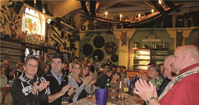 Großartige Stimmung im Festsaal des bekannten Weingutes. Zahlreiche Bürger und Ehrengäste fanden sich zu einer spontanen Feier zusammen.