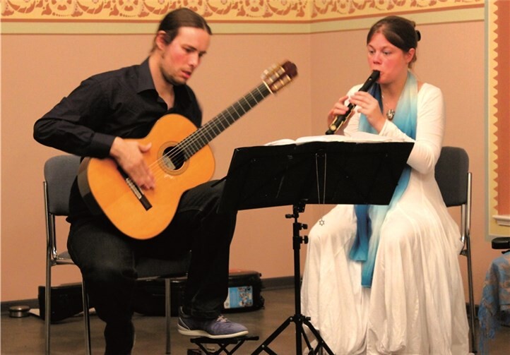 Großartiges Gitarren- und Flötenspiel, vorgetragen von Sanna van Elst und Bobby Rootveld, konnten die Zuhörer in der ehemaligen Synagoge in Niederzissen erkeben. privat